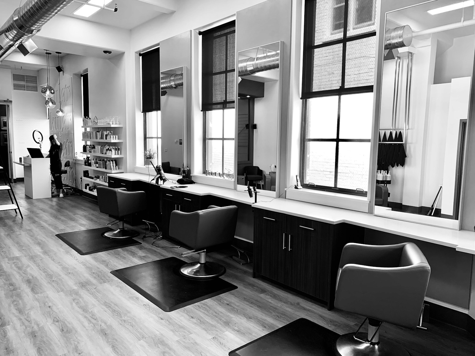 Salon-Atmosphäre, helles Tageslicht, moderne Einrichtung