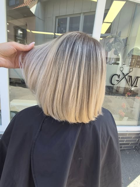 Bob mit Balayage — vor Schaufenster